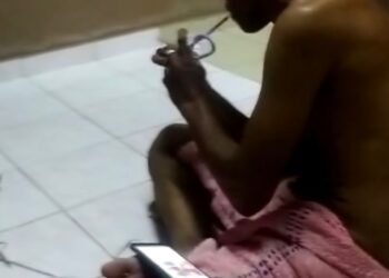 AKSI seorang lelaki menghisap dadah yang video rakamannya tular dalam media sosial Facebook, baru-baru ini. - UTUSAN/MEDIA SOSIAL