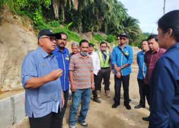 MOHD. Zolkafly Harun (kiri) mengadakan lawatan kerja ke Pembangunan Lembangan Sungai Bersepadu Sungai Perak Fasa 1 dan Projek Saliran Mesra Alam Daerah Sungai Siput di Taman Kledang, Sungai Siput hari ini.