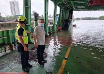 TAN Teik Cheng ketika meninjau kerja-kerja mengepam keluar air yang bertakung di dalam feri ikonik Pulau Pinang selepas keadaan feri itu yang dipenuhi air menjadi tular di dalam media sosial hari ini.