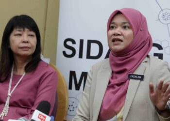FADHLINA Sidek dalam sidang akhbar selepas Majlis Amanat Tahun Baharu 2023 KPM di  Putrajaya. - UTUSAN/FAISOL MUSTAFA
