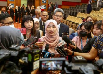 FADHLINA Sidek bercakap pada sidang akhbar selepas Forum Integriti dan Ikrar Bebas Rasuah Kementerian Pendidikan di Putrajaya. - UTUSAN/FAISOL MUSTAFA