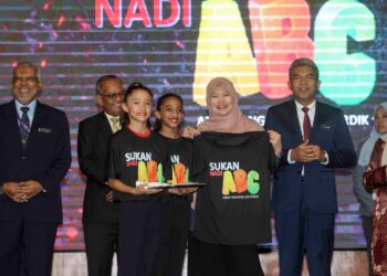 FADHLINA Sidek menerima baju sukan nadi ketika melancarkan Takwim MSSM Tahun 2023 di Putrajaya. - UTUSAN/FAISOL MUSTAFA