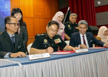 FADHLINA Sidek melihat Ketua Pesuruhjaya Suruhanjaya Pencegahan Rasuah Malaysia (SPRM), Tan Sri Azam Baki menandatangan perjanjian persefahaman (MoU) Forum Integriti dan Ikrar Bebas Rasuah Kementerian Pendidikan, Putrajaya. - UTUSAN/FAISOL MUSTAFA