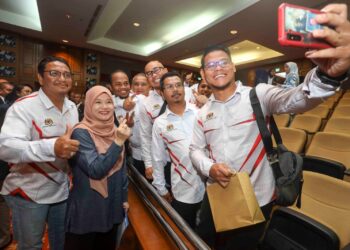 FADHLINA Sidek bergambar bersama para peserta seminar selepas Majlis  Pelancaran Takwim MSSM Tahun 2023 di Putrajaya. - UTUSAN/FAISOL MUSTAFA