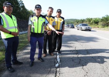 FADILLAH YUSOF  meninjau jalan Mersing-Kota Tinggi yang mengalami masalah keretakan serius sempena Jelajah FTRoadpedia Zon Selatan 2.0 di Jalan Johor.