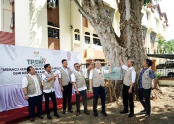 FADILAH Yusof (tiga dari kanan) bergambar di lokasi pokok getah pertama yang ditanam di negara ini pada program Trek Komoditi 2023 di Kuala Kangsar hari ini. - UTUSAN/ZULFACHRI ZULKIFLI