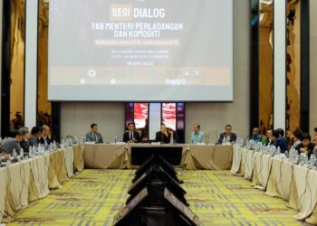 FADILLAH Yusof (tengah) mempengerusikan Sesi Dialog Bersama Industri Agrikomoditi Tahun 2023 di  Putrajaya. - UTUSAN/FAISOL MUSTAFA