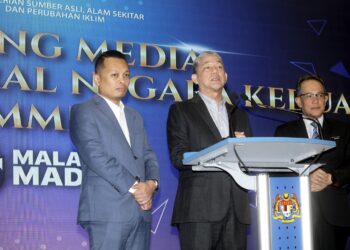 FADILLAH Yusof ketika sidang akhbar selepas mempengerusikan MMN2 di Putrajaya. - UTUSAN/FAISOL MUSTAFA