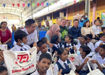 FADHLINA Sidek bermesra bersama para pelajar selepas menghadiri Program Bantuan Awal Persekolahan Kadun Jawi 2023 di SJKT Nibong Tebal, Pulau Pinang hari ini. - UTUSAN/SITI NUR MAS ERAH AMRAN