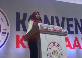 FADHLINA Sidek ketika menyampaikan perbahasan bicara wanita di Konvensyen Wanita Perpaduan 2023 di Dewan Merdeka Pusat Dagangan Dunia, Kuala Lumpur, hari ini. - UTUSAN/ARIF AIMAN ASROL