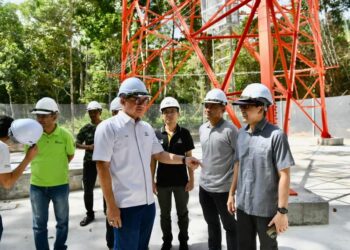 FADZLI Mohamad Kamal (tengah) menyaksikan majlis penyerahan menara telekomunikasi di Kampung Orang Asli (KOA) Kuala Boh di Cameron Highlands, Pahang.