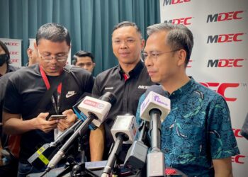FAHMI Fadzil dalam sidang akhbar selepas Pelancaran Jelajah Saya Digital anjuran Perbadanan Ekonomi Digital Malaysia (MDEC) di Pusat Komuniti Pantai Eco Park, Kuala Lumpur. - UTUSAN/MOHD. FADHLI MOHD. SULAIMAN