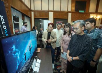 FAHMI Fadzil melawat pameran selepas sesi town hall bersama industri kreatif di Cyberjaya. - UTUSAN/FAISOL MUSTAFA
