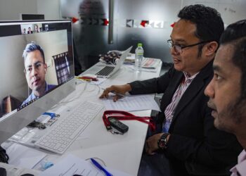 Sesi wawancara  bersama Ahli Parlimen Lembah Pantai, Ahmad Fahmi Mohamed Fadzil  secara atas talian di Ibu Pejabat Utusan di Bangsar, Kuala Lumpur, baru-baru ini. MINGGUAN- AMIR KHALID