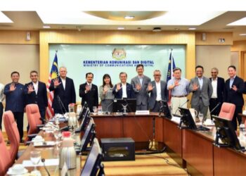 FAHMI Fadzil mengadakan pertemuan bersama pihak penyedia perkhidmatan 5G di KKD, Putrajaya.