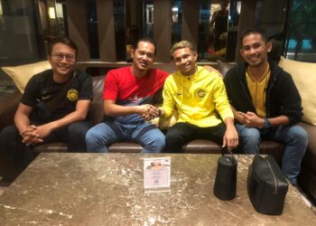 FAISAL Halim, (dua, kanan) bersalaman dengan COO Terengganu FC, Mohd. Sabri Abas. - TWITTER FAISAL HALIM