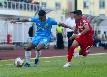 FAISAL Halim (kanan) dicabar pertahanan Penang FC dalam aksi Ligas Super.-UTUSAN/IQBAL HAMDAN