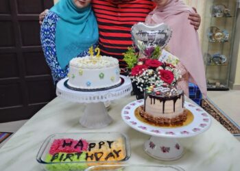 MUHAMMAD FAIZ Hashim (tengah) ketika menyambut ulang tahun kelahirannya bersama dua isterinya di Kuantan, Pahang.