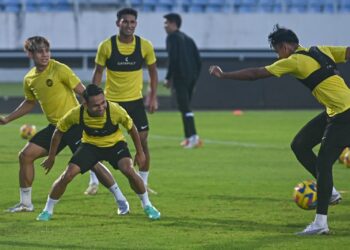 FAISAL Abd. Halim (dua, kiri) menjalani latihan bersama rakan pasukan menjelang perlawanan Persahabatan Antarabangsa Tier 1 di Stadium Sultan Mizan Zainal Abidin, Gong Badak, petang semalam. - UTUSAN/PUQTRA HAIRRY ROSLI