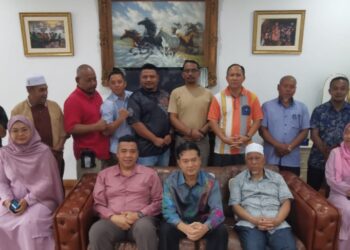 DR. FAIZAL Tajuddin (depan, tengah) bersama-sama calon yang bertanding pada Pemilihan UMNO Bahagian Pasir Salak ketika ditemui di Kampung Gajah baru-baru ini. - UTUSAN/AIN SAFRE BIDIN