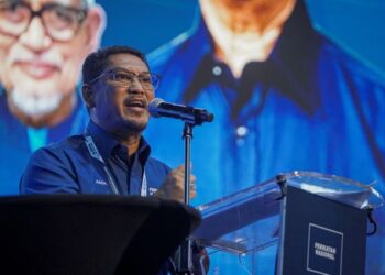 AHMAD Faizal Azumu berucap pada Konvensyen PN 2022 di MAEPS Serdang, hari ini. UTUSAN/FARIZ RUSADIO