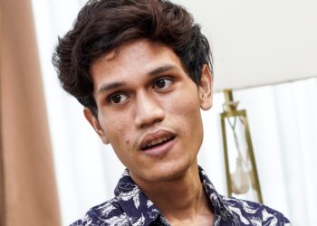 Muhammad Faizin Azmi, 24, pesakit Pnemothrax di kediamannya, di sini, hari ini.