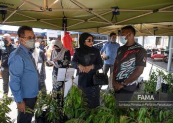 ABDUL Rashid Bahri mengiringi Haslina Abdul Hamid (tengah) meninjau operasi MBB dibuka semula di pekarangan ibu pejabat FAMA hari ini. – IHSAN FAMA