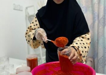 Sri Endah sentiasa mengutamakan aspek kebersihan ketika menyediakan bahan mentah 'Blender Bonda'.