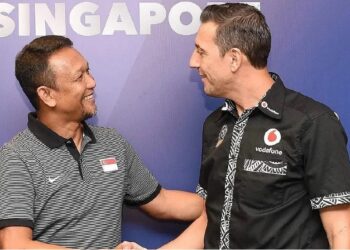 FANDI Ahmad (kiri) disebut-sebut sebagai pengganti Christophe Gamel untuk membimbing Sri Pahang.  - IHSAN FAS