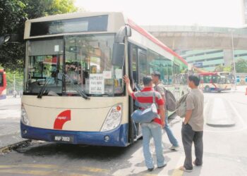 PENGGUNA mengalami kesukaran untuk mendapat maklumat perjalanan bas yang tepat di Lembah Klang. – GAMBAR HIASAN