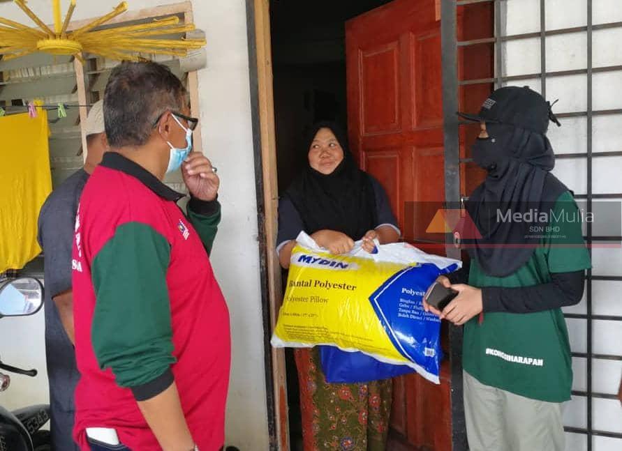 Farah Lee agih 1,000 kit solat kepada mangsa bah Kemaman, Dungun Farah Lee agih 1,000 kit solat kepada mangsa bah Kemaman, Dungun