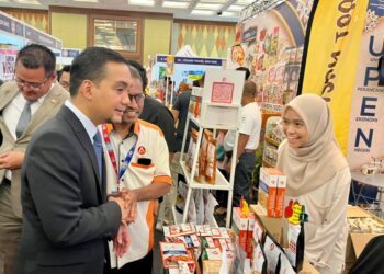 ONN HAFIZ GHAZI melawat salah sebuah gerai pada FIJO 2022 yang diadakan di Persada Johor, Johor Bahru.