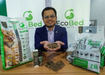 ZA’IM Hadi Meskam menunjukkan produk EcoBed yang mesra alam sekitar, mesra haiwan dan mesra manusia. - UTUSAN/SHIDDIEQIIN ZON