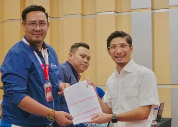 FARHAN Khairuddin menyerahkan borang pencalonan sebagai Naib Ketua Pemuda UMNO di ibu pejabat parti itu di Kuala Lumpur.
