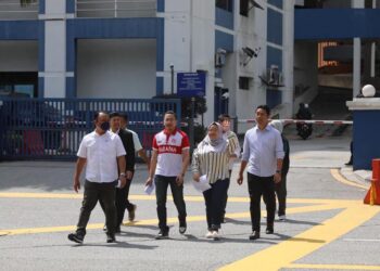 FARID El Emin (tengah) keluar dari IPD Dang Wangi selepas membuat polis berhubung kenyataan berbaur perkauman dan menyentuh sensitiviti agama dalam media sosial.