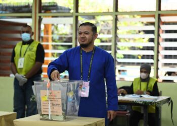 FATHUL Bari Mat Jahya mengundi di Sekolah Menengah Kebangsaan (SMK) Syed Alwi, Kangar, Perlis.- UTUSAN/IZLIZAN OTHMAN