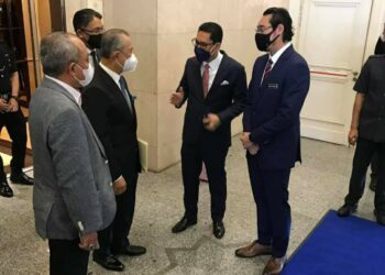 MUHYIDDIN Yassin berbual dengan Wan Ahmad Fayshal Wan Ahmad Kamal  dan Penasihat Khas kepada Perdana Menteri, Datuk Seri Ahmad Faizal dipercayai selepas mesyuarat khas di Putrajaya hari ini.