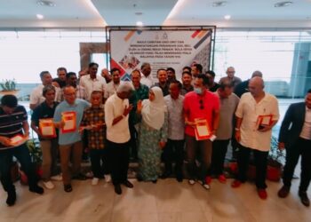 RODZIAH Ismail (tengah) bersama semua bekas pemain Selangor bergambar selepas Majlis Cabutan Undian Unit dan Menandatangani Penyerahan Hartanah di Shah Alam, Selangor, hari ini. - UTUSAN / ISKANDAR SHAH MOHAMED