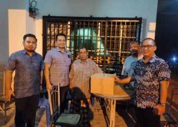 KAMARUL Azman Khamis (dua dari kiri)
menziarahi seorang warga emas di Naka Padang Terap, semalam.- UTUSAN