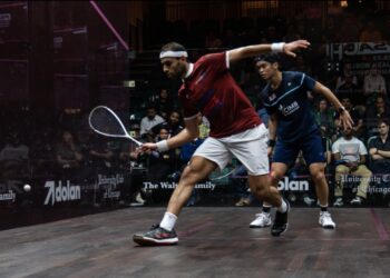 NG EAIN YOW (belakang) memberikan tentangan sengit kepada Marwan ElShorbagy sebelum tewas pada pusingan kedua Kejuaraan Skuasy Dunia di Chicago, Amerika Syarikat, semalam. - Ihsan World Squash Championship