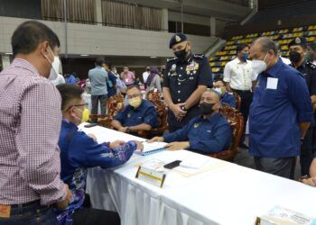 SAARANI Mohamad (dua dari kanan) mendengar aduan rakyat pada program Hari Bertemu Pelanggan Kerajaan Negeri Perak di Stadium Indera Mulia, Ipoh hari ini. - UTUSAN/ZULFACHRI ZULKIFLI