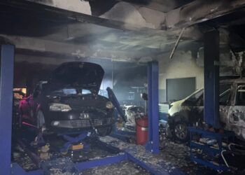 Tiga kereta terbakar