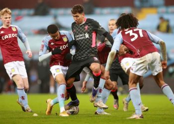 ROBERTO Firmino (tengah) dikerumuni pemain Aston Villa pada pusingan ketiga Piala FA di Villa Park pagi tadi. - AFp
