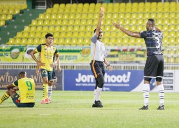 MASALAH pengadil bola sepak tidak berdaftar di Kedah semakin menjadi barah. – GAMBAR HIASAN/SHAHIR NOORDIN