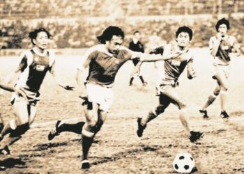 Kembalikan kegemilangan bola sepak ketika era Mokhtar Dahari (tengah) mengetuai kejayaan Malaysia meraih pingat gangsa Sukan Asia 1978.