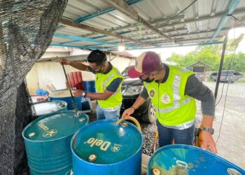 ANGGOTA penguatkuasa KPDN negeri melakukan pemeriksaan aktiviti penyelewengan diesel dan petrol bersubsidi menerusi serbuan dilakukan di Kampung Melayu, Padang Besar, Perlis.  -UTUSAN