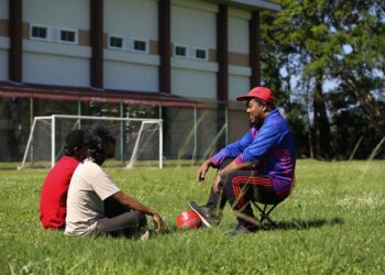 AZHAR Darus mengimbau kenangan bersama bekas anak muridnya dari Sekolah Tengku Budriah (STB) yang juga pemain bola sepak sekolah pada 1997 ketika beliau menjadi jurulatih pasukan bola sepak sekolah itu di SK Sena, Kangar, Perlis. - UTUSAN/ SHAHIR NOORDIN