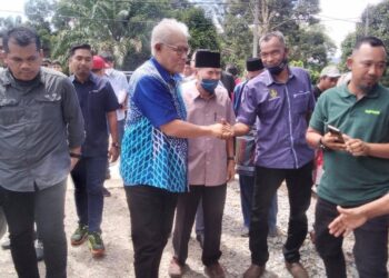 HAMZAH Zainudin (tengah) bersalaman dengan penduduk ketika menghadiri  majlis kenduri kampung Anak Kurau di Batu Kurau di Larut hari ini. - UTUSAN/WAT KAMAL ABAS