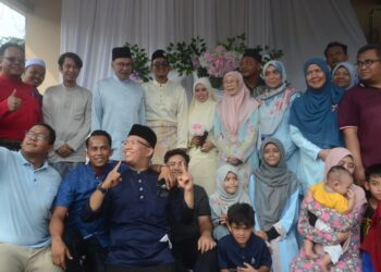 ANWAR Ibrahim dan Wan Azizah Wan Ismail bergambar bersama ahli keluarga pasangan pengantin, Mohammad Farhan Mohd. Nor dan Nurul Fatienul Ain Mazlan ketika menghadiri majlis perkahwinan kedua-dua mempelai di Kampung Pelet, Bukit Mertajam, Pulau Pinang hari ini.