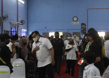 Hasbi Habibollah beramah mesra dengan peserta yang hadir pada  Majlis Kesyukuran Peserta FELCRA Berhad Kawasan Miri yang bertempat di Dewan Masyarakat Bekenu, Miri.